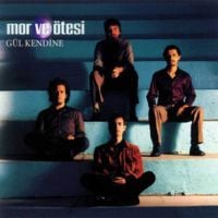 Обложка альбома «Gül Kendine» (Mor ve Ötesi, 2001)