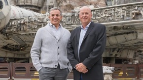 Бывший глава Disney Боб Айгер (слева) и новый CEO Боб Чапек (справа)