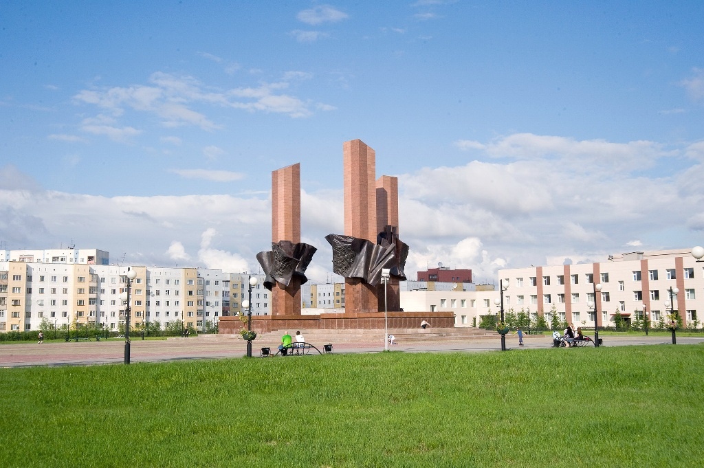 Файл:Memorial Square (Novy Urengoy).JPG