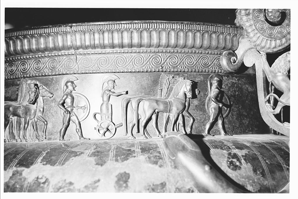 Процессия колесниц и воинов на кратере Викс ( ок.  510 г. ), сосуде архаической греческой работы, найденном в галльском захоронении.