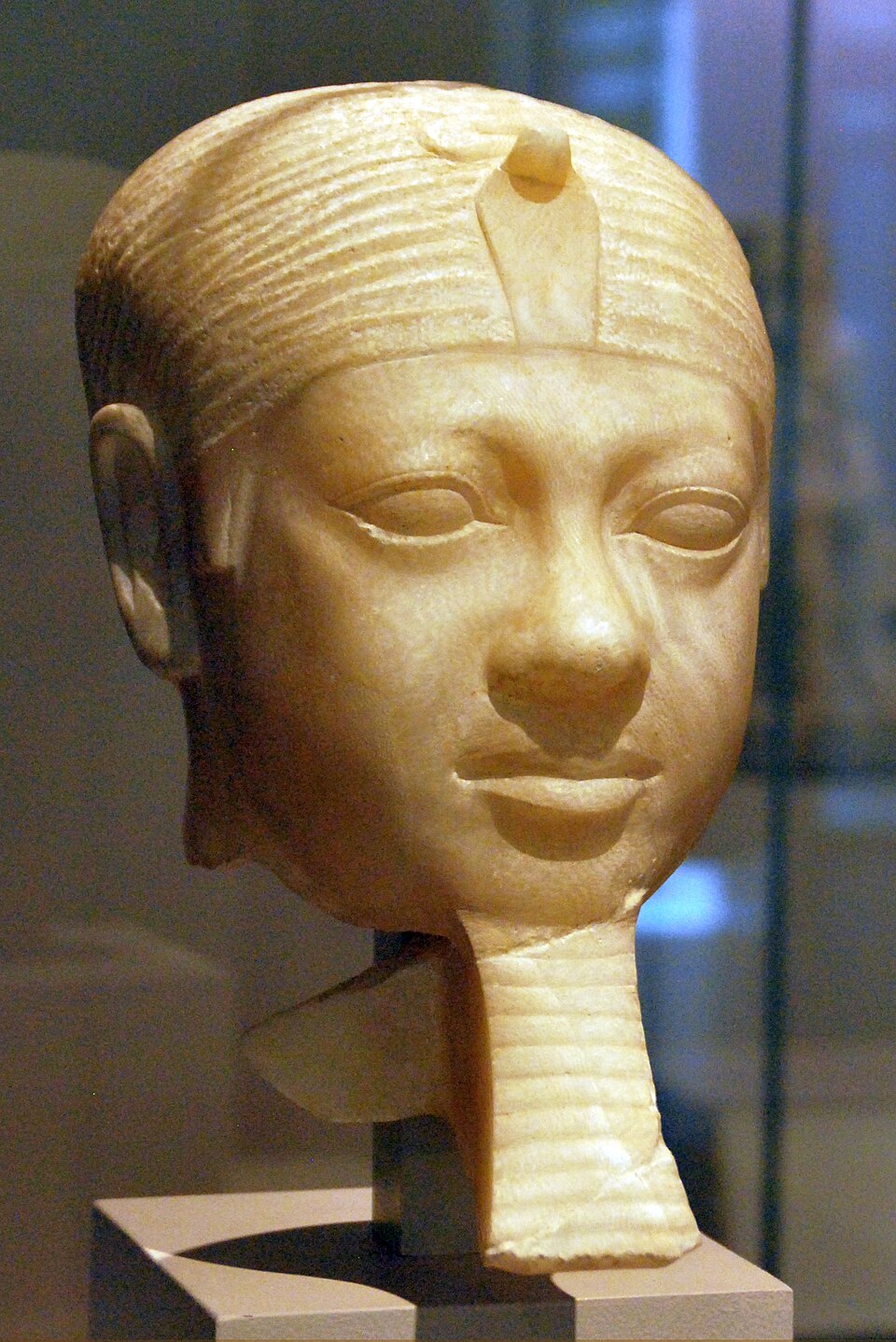 Fragmentary statue head of Menkaura in Boston.jpg