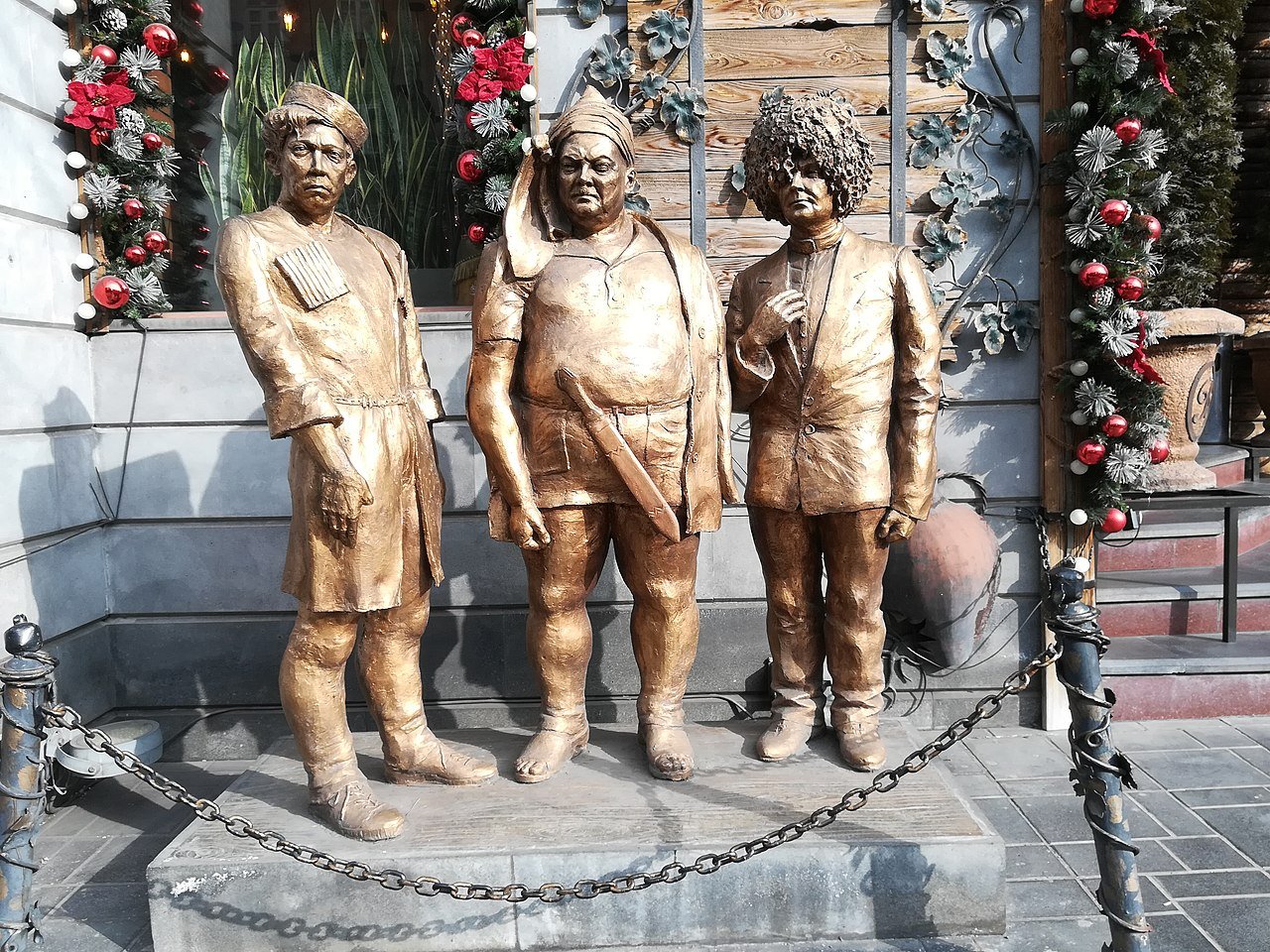 Скульптурная группа в Ереване (угол ул. Амиряна/ул. Теряна)