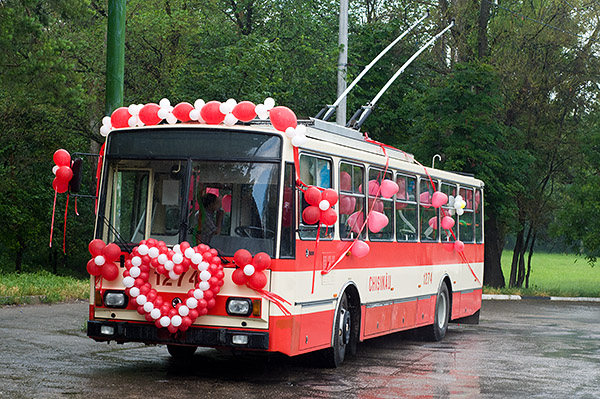 Файл:Wedding trolleybus.jpg