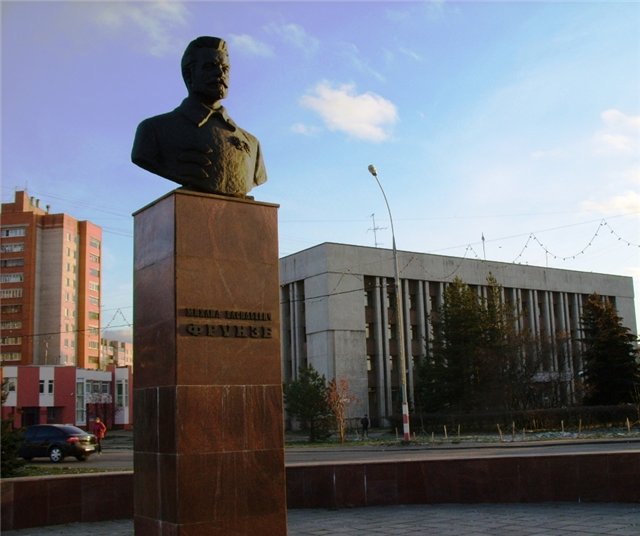 Файл:Памятник Фрунзе в городе Ярославль.jpg