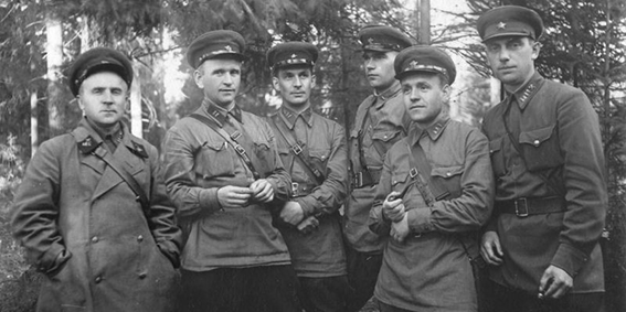 Файл:1942. July 22. Officers at the training ground. Leningrad Front (03).png