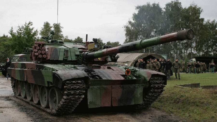 PT-91 Twardy на базе.jpg