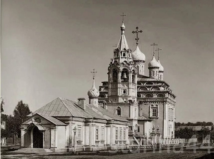 Церковь Троицы Живоначальной и Введенская церковь.jpg