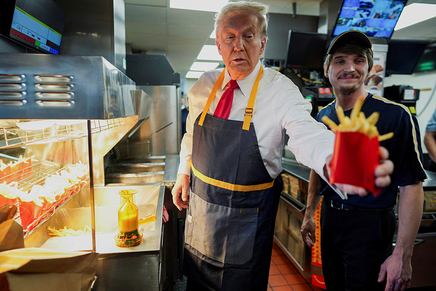 Трамп пожарил и раздал картошку фри в «Макдоналдсе».jpg