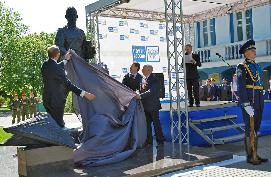 Файл:Церемония открытия памятника почтальону в Воронеже 1.jpg