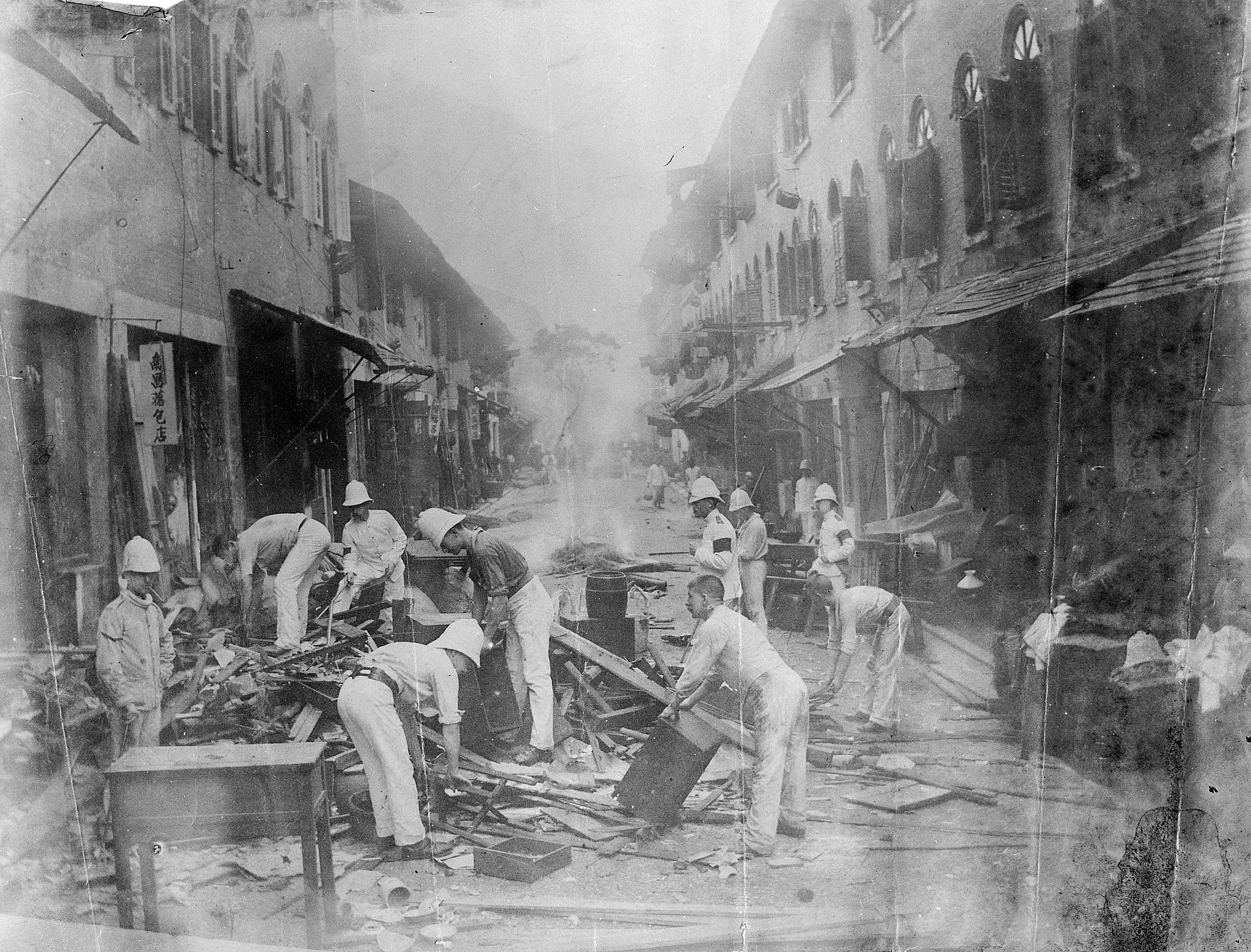 Стаффордширский полк убирает чумные дома, Гонконг.