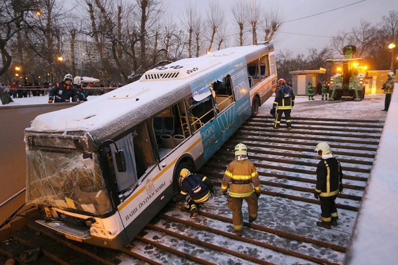 Файл:2017 Moscow bus crash.jpg