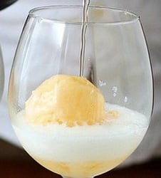 Файл:Коктейль с мороженым и шампанским (коктейль).jpg