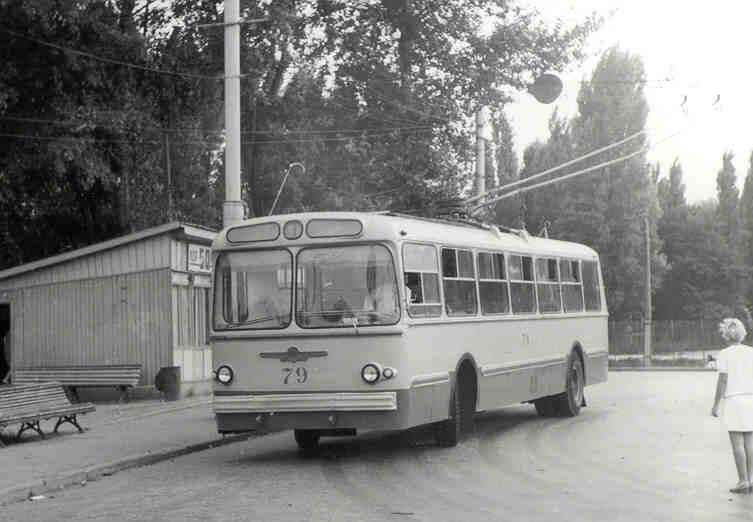 Файл:Троллейбус на круге у Авнтуры 1979.jpg