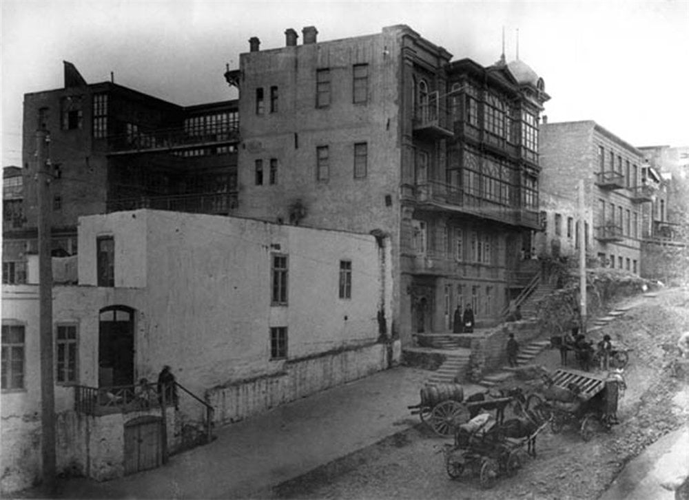 Дом на Буйнакской улицe в Баку, где в 1918-1923 годах жил и умер Алирза Расизаде (фото 1910-х годов)