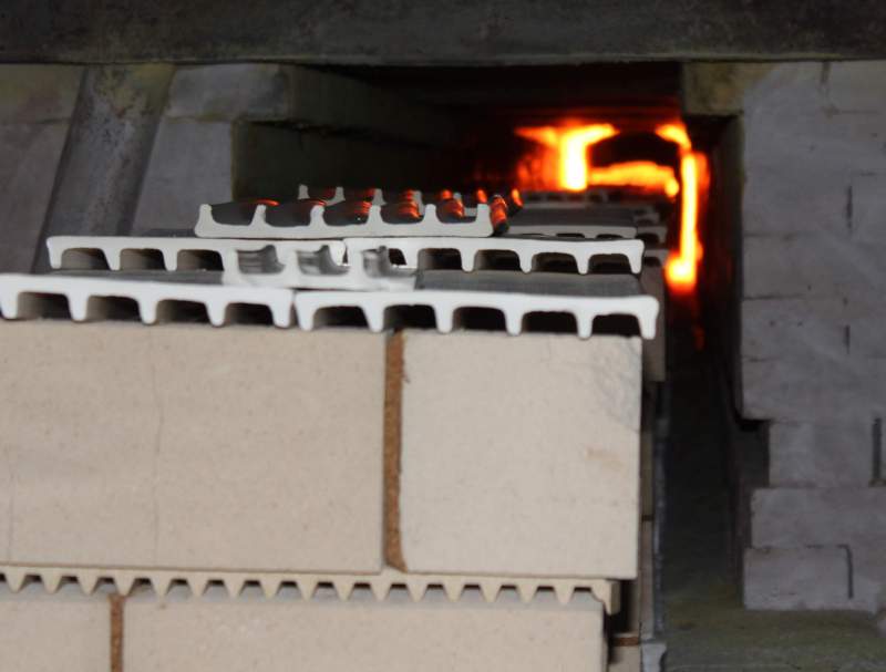 После проверки керосином изделия отправляются в газовую печь вагонного типа. Обжигается изделие 8 часов при температуре 1250 градусов.