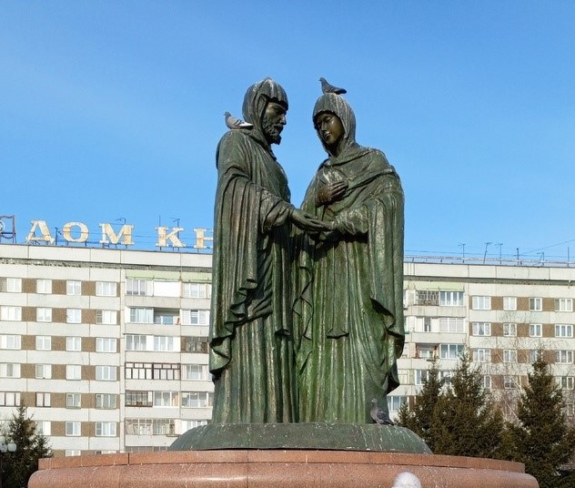 Файл:Памятник Петру и Февронии Муромских в Красноярске.jpg