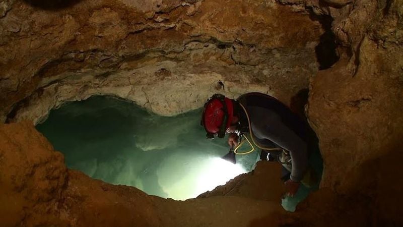 Подземное озеро в пещере Мовиле