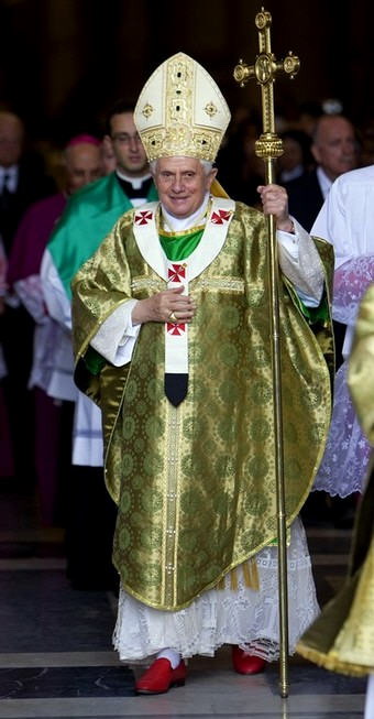 Файл:Benedict XVI i krest.jpg