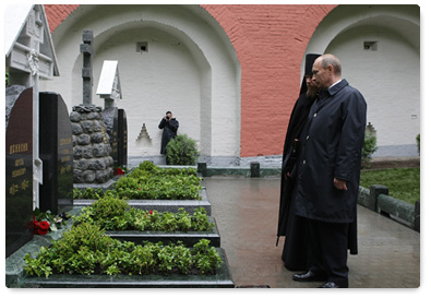 Файл:Путин на могиле Деникина в Донском монастыре.jpeg