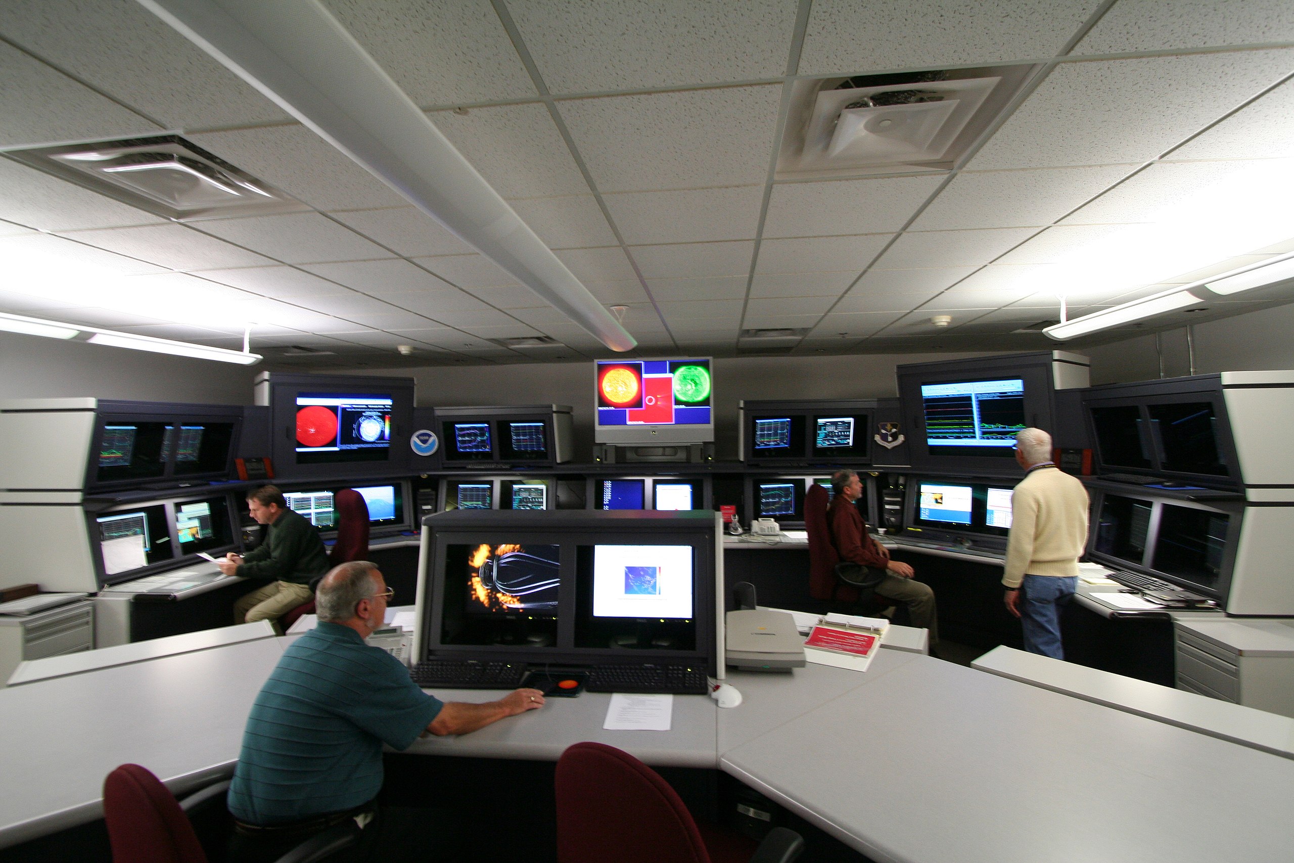 Файл:Inside Space Weather Prediction Center in Boulder.jpg