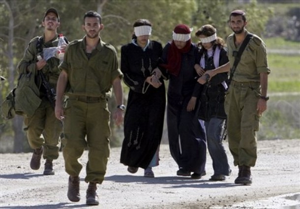 Israeli-soldiers и пленницы.jpg