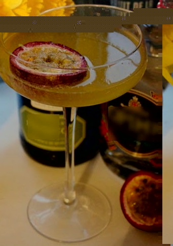 Файл:Игристое вино с джином и маракуей (коктейль).jpg