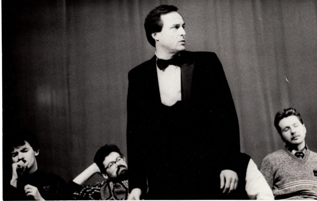 Файл:Сцена из театра гипноза Шойфета, г. Москва, 1988 г.jpg