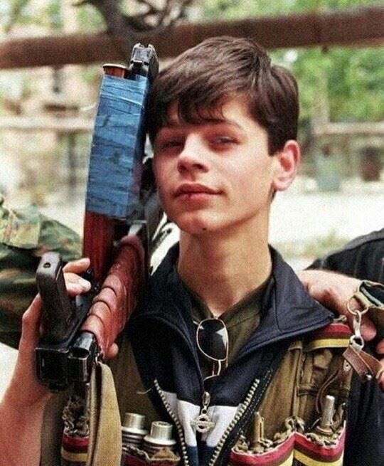 Мохьмад Ютаев фото с автоматом.jpg