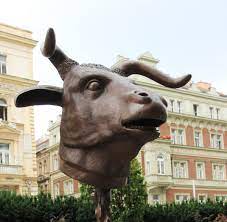 Голова зодиакального Быка. Скульптура Ай Вэйвэя в Праге