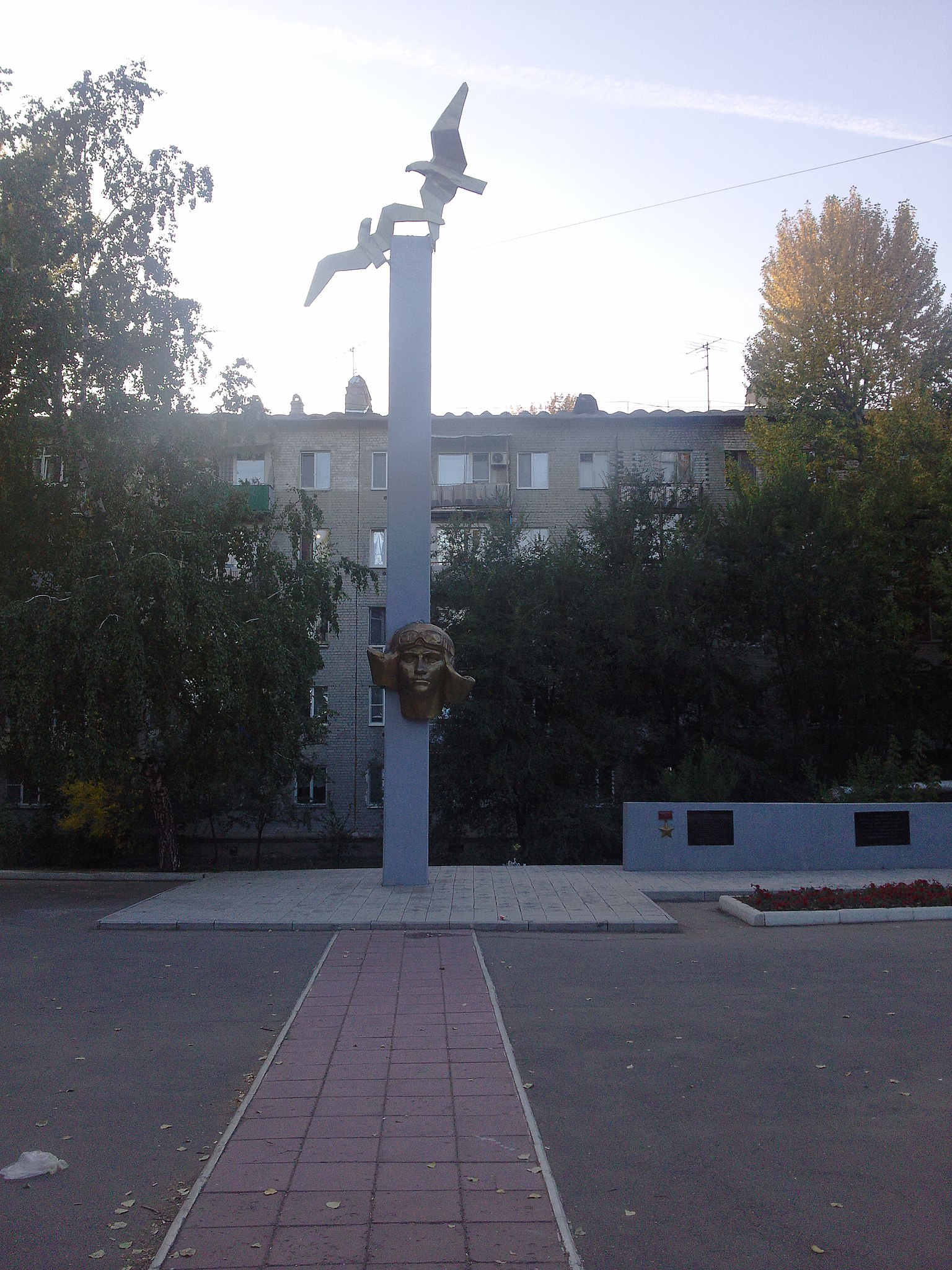 Памятник М. М. Расковой (общий вид)