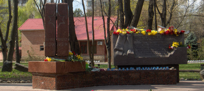 Файл:Монумент жертвам погрома 1903 года Кишинев.jpg