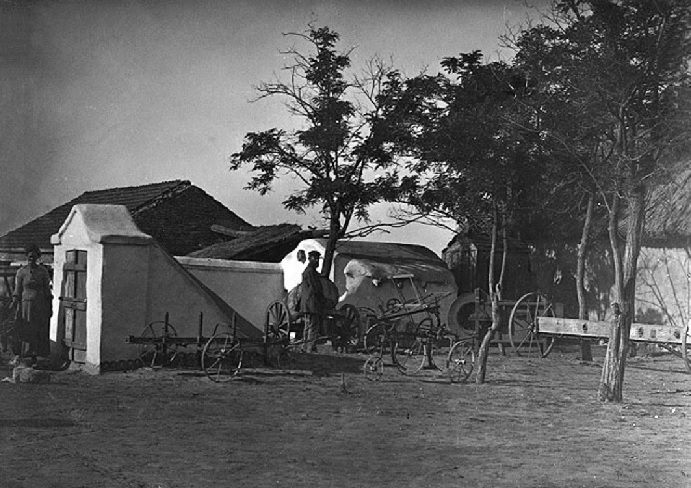 Файл:Novopoltavka farmyard 1923.jpg