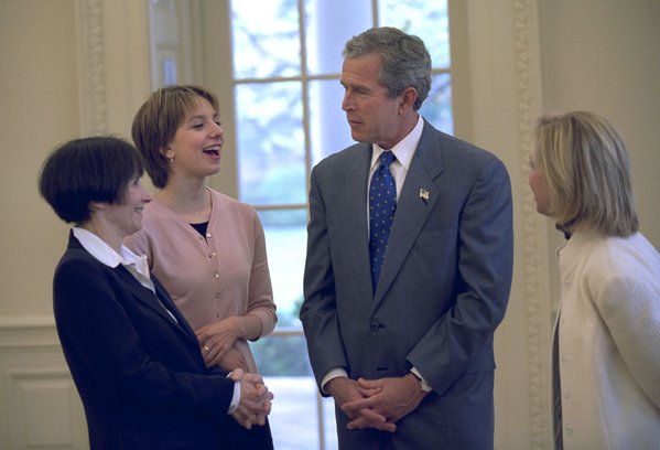 Президент США Джордж Буш с Сарой Хьюз, её матерью Эми Хьюз и её тренером Робином Вагнером, 2002