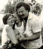 Файл:Виктор Хмарин с женой и сыном начало 80-х гг.jpg