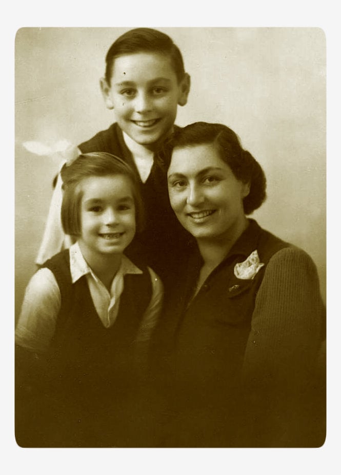 Двора Даян и её дети: Моше и Авива, 1930 год.