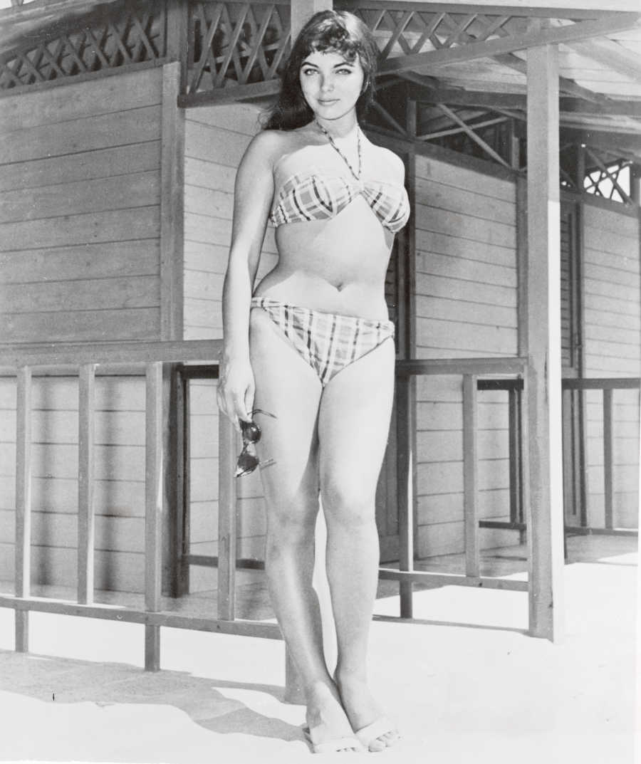 Файл:42589-actress-joan-collins-wearing-bikini.jpg