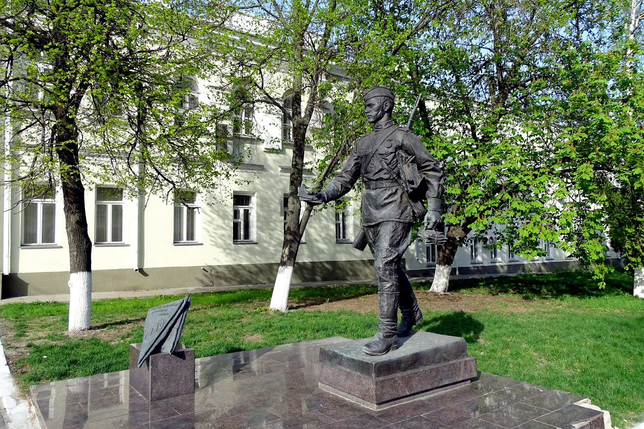 Памятник почтальону Воронеж 2.jpg