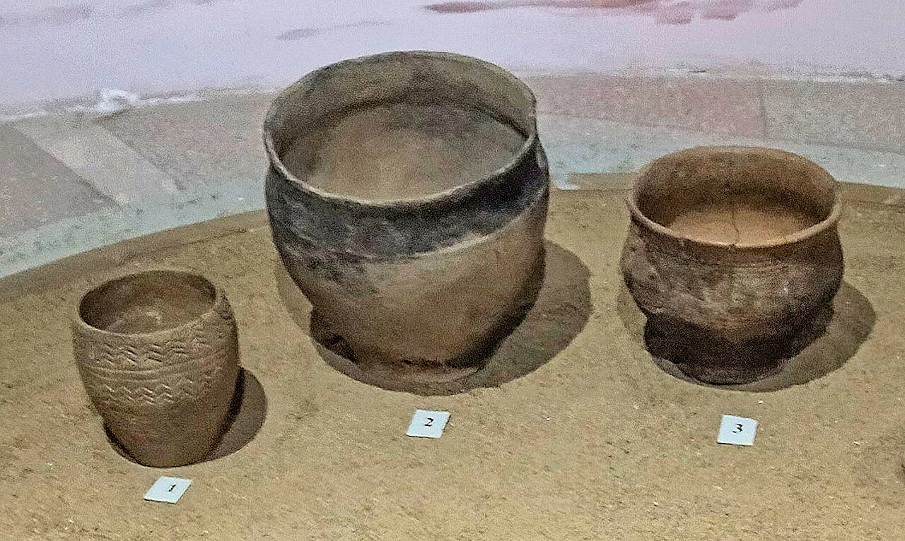 Andronovo ceramics, 14th-13th century BCE 2.jpg