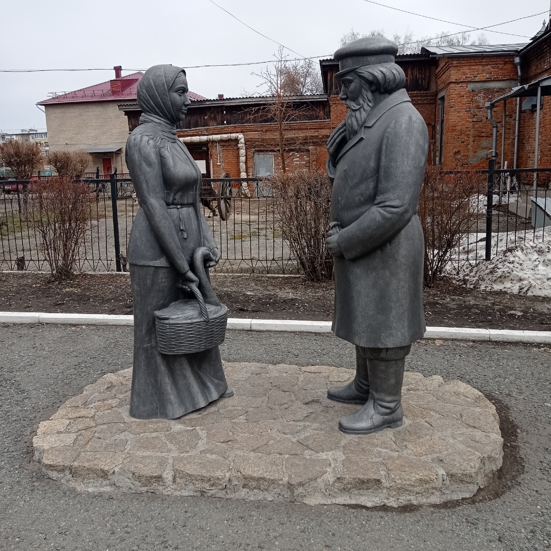 Файл:Скульптурная группа Старый город в городе Шадринске.jpg