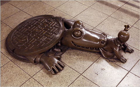 Файл:Alligator sewer monument.jpg