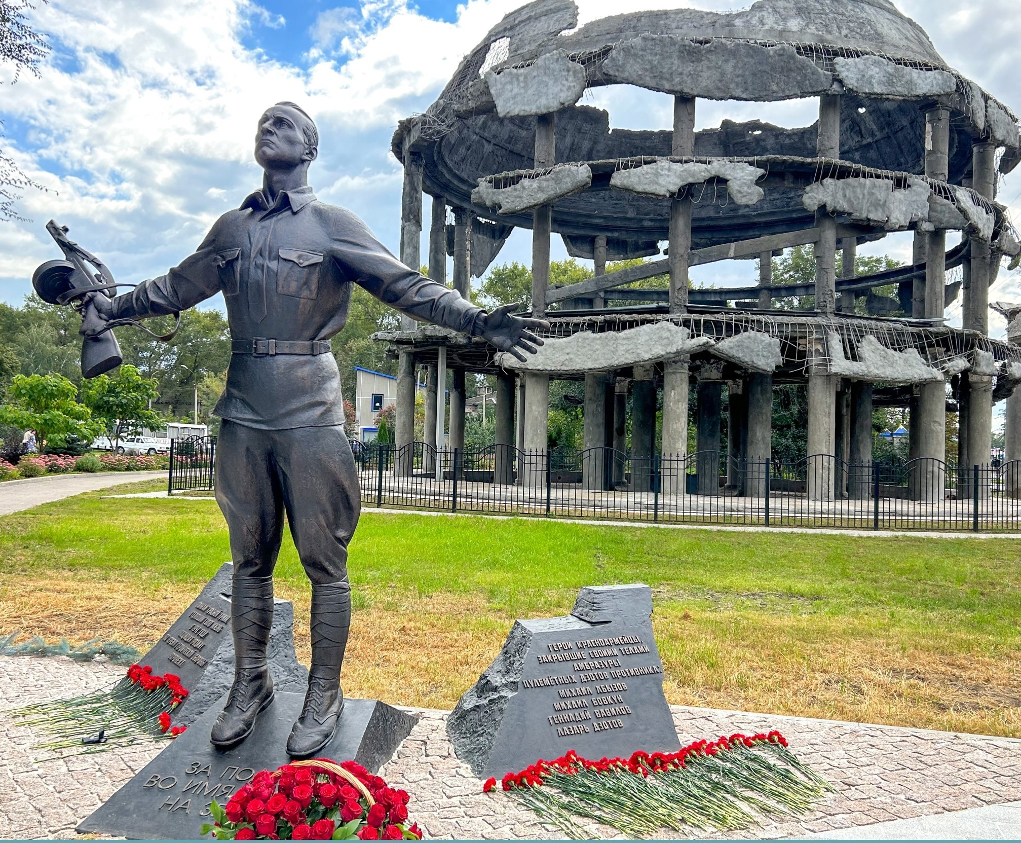 Файл:Памятник Защитникам Воронежа, закрывшим собой амбразуру 11.jpg