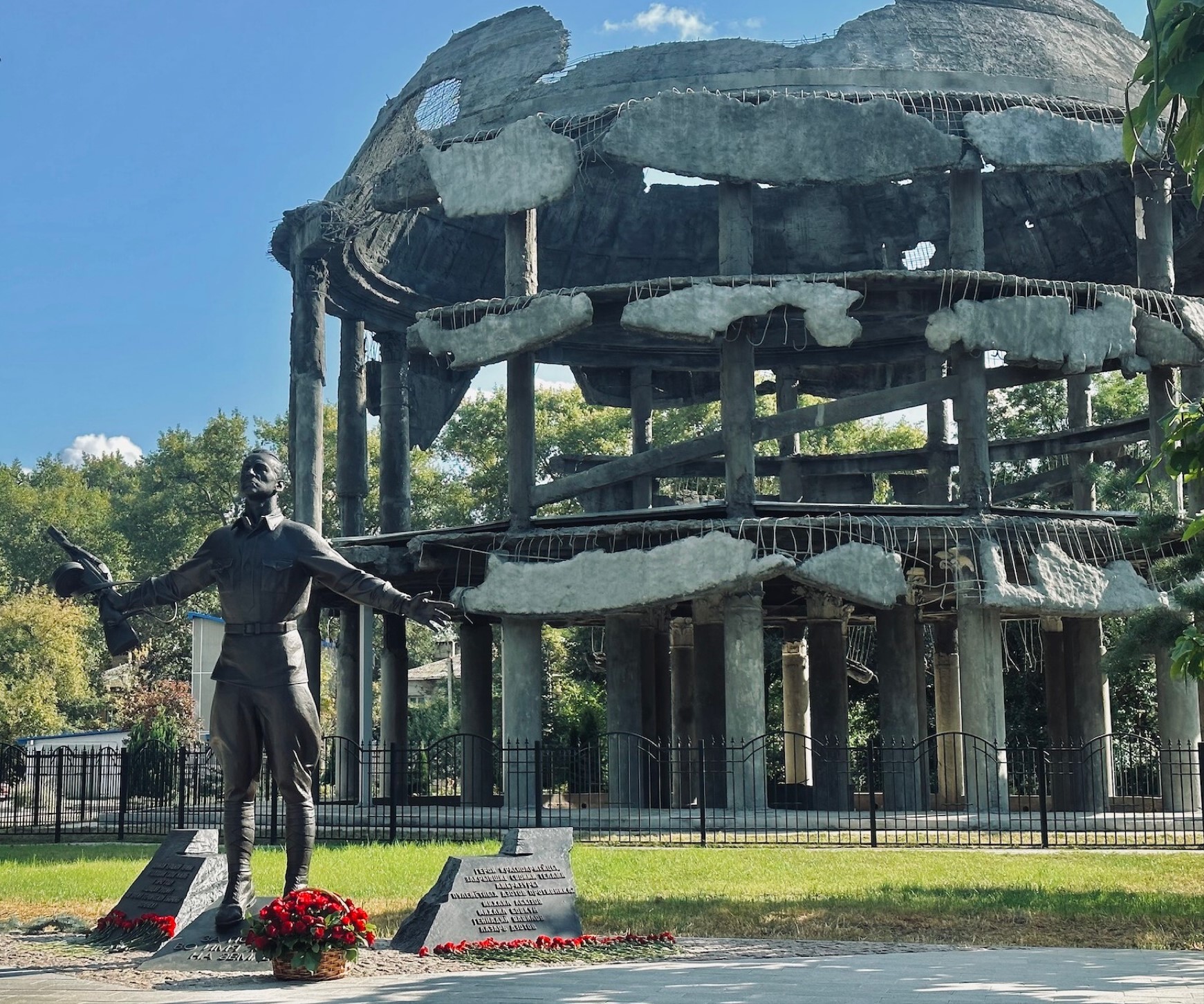 Памятник Защитникам Воронежа, закрывшим собой амбразуру 7.jpg