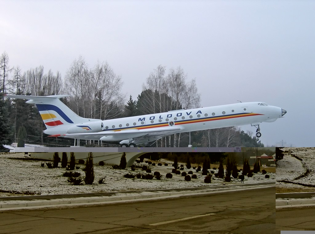 Самолёт-памятник Ту-134 около аэропорта Кишинёва