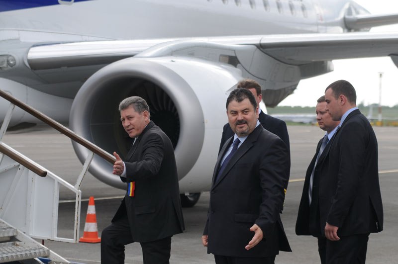 Файл:Гимпу поднимается на борт самолёта Air Moldova.jpg
