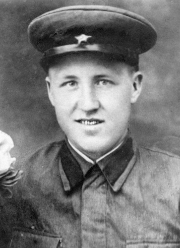 Герой Советского Союза, гвардии старшина Василий Дмитриевич Ревякин (1918—1944).