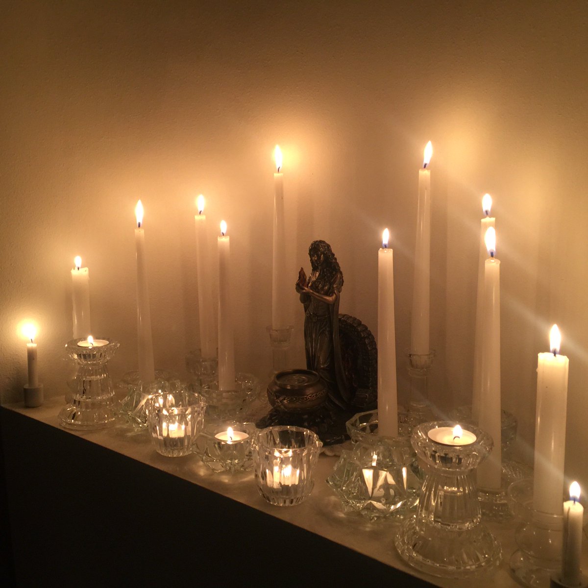 Домашний алтарь с фигуркой богини Бригиты и свечами