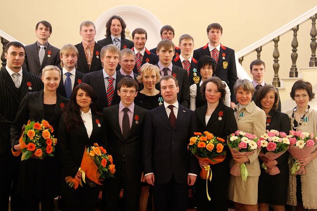 Файл:Президент РФ с чемпионами и призёрами олимпийских игр 2010 года в Ванкувере.jpeg