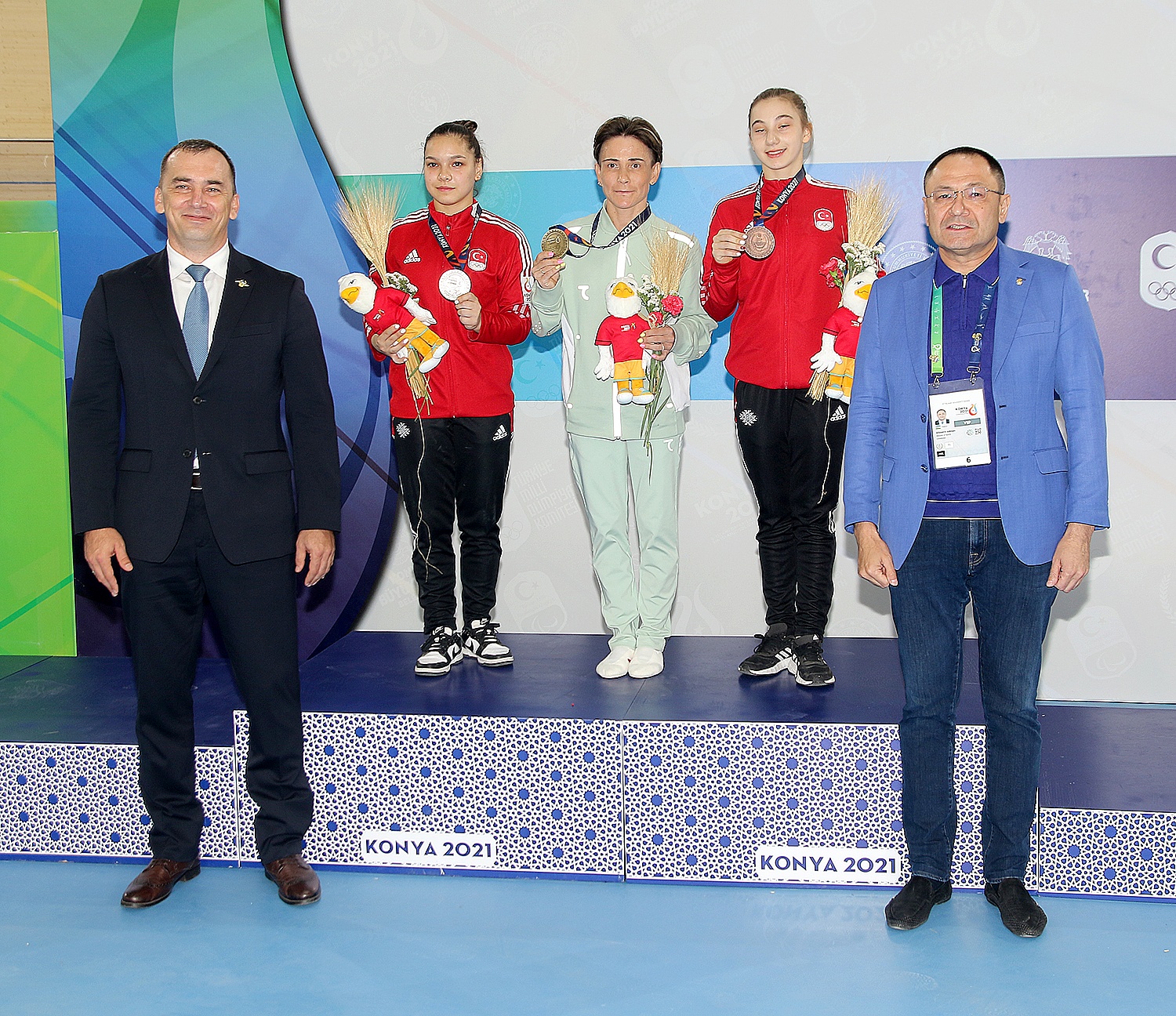 Чусовитина на церемонии вручения медалей Игр исламской солидарности 2021 года в Конье по спортивной гимнастике среди женщин в прыжках в длину
