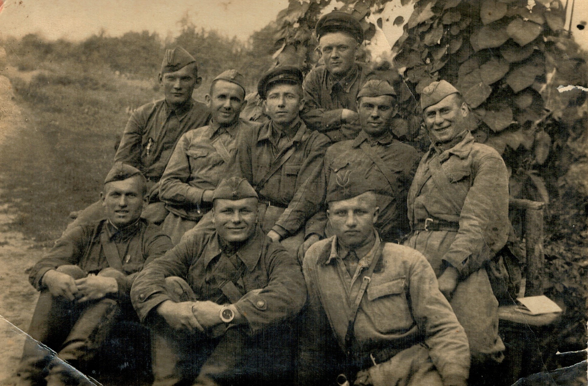 9 сентября 1941 года, у Днепра. Сергеев Н.Н. - слева в первом ряду.