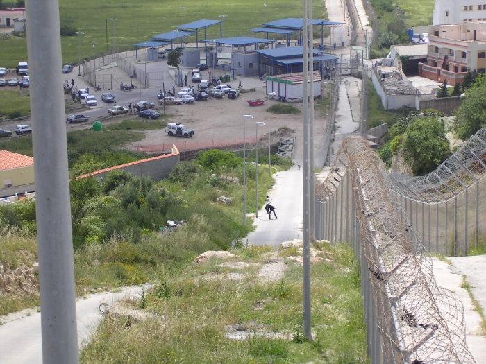 Файл:El paso fronterizo de Farjana en Melilla.jpg
